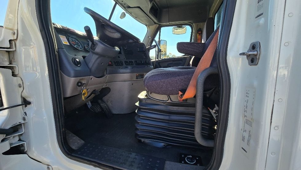 Flatbed Truck-Light and Medium Duty Trucks-Freightliner-2018-Cascadia X12564S-Forest Park-GA-235,561\n\t\tmiles-$ 101,000 - Image 17