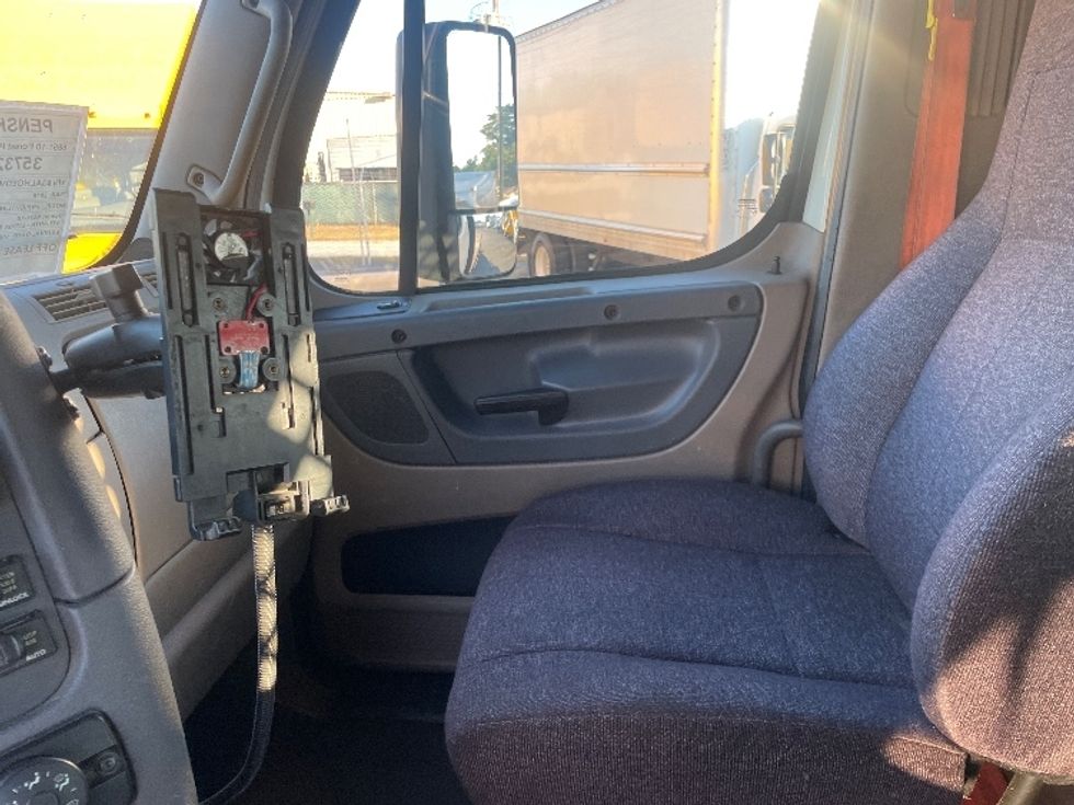 Flatbed Truck-Light and Medium Duty Trucks-Freightliner-2018-Cascadia X12564S-Forest Park-GA-235,561\n\t\tmiles-$ 101,000 - Image 19