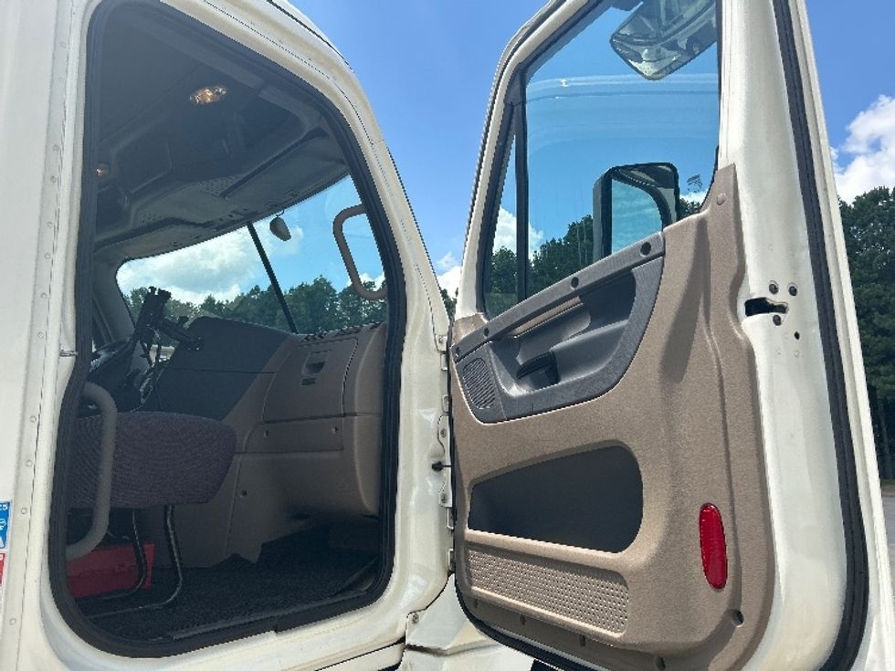 Flatbed Truck-Light and Medium Duty Trucks-Freightliner-2018-Cascadia X12564S-Kennesaw-GA-224,879\n\t\tmiles-$ 106,500 - Image 16