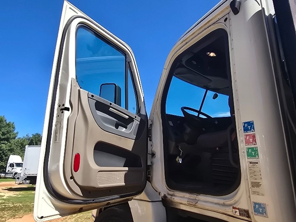 Flatbed Truck-Light and Medium Duty Trucks-Freightliner-2018-Cascadia X12564S-Mcdonough-GA-217,116\n\t\tmiles-$ 107,250 - Image 11