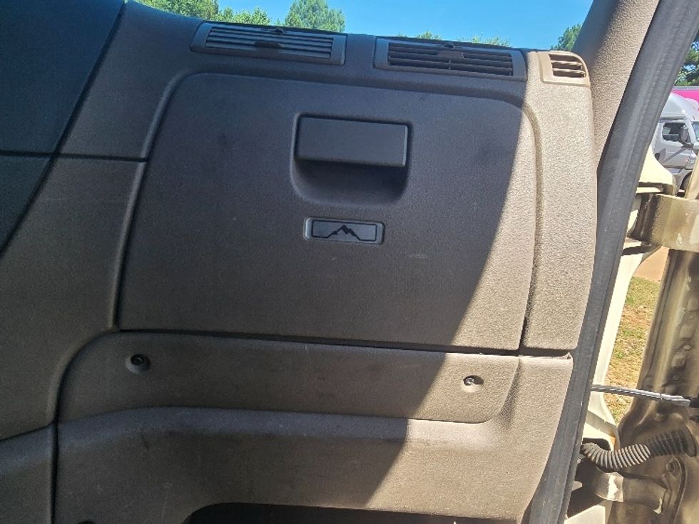 Flatbed Truck-Light and Medium Duty Trucks-Freightliner-2018-Cascadia X12564S-Mcdonough-GA-217,116\n\t\tmiles-$ 107,250 - Image 16