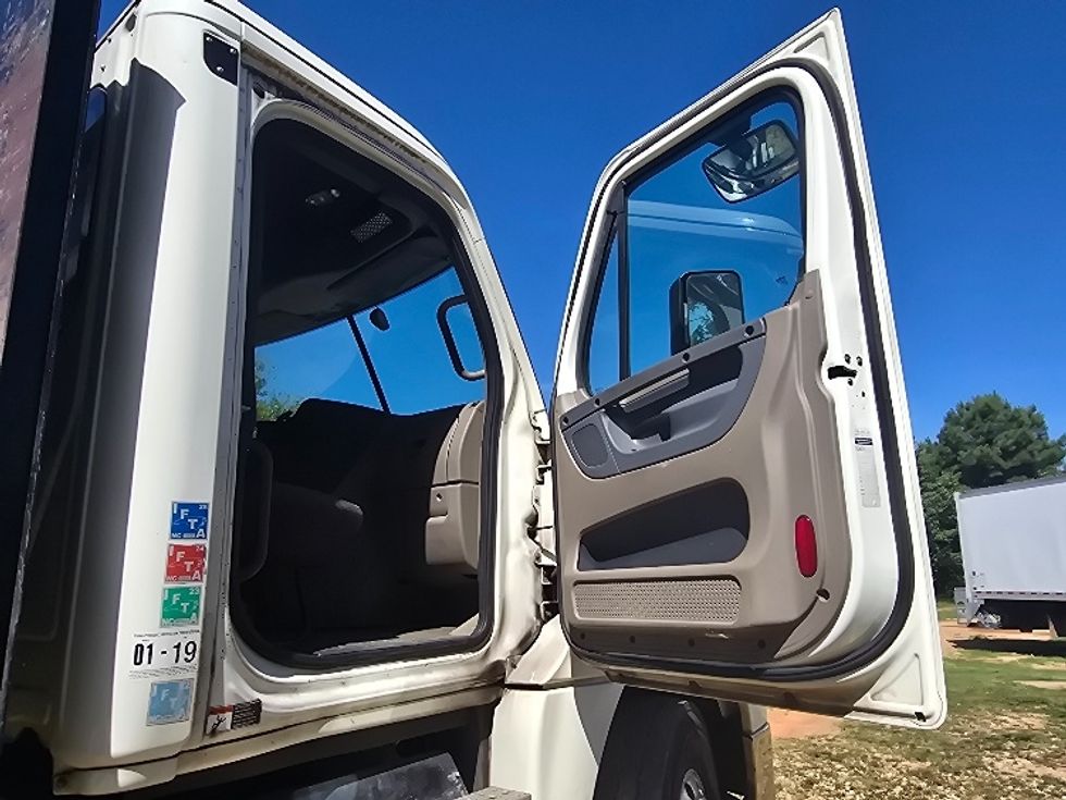 Flatbed Truck-Light and Medium Duty Trucks-Freightliner-2018-Cascadia X12564S-Mcdonough-GA-217,116\n\t\tmiles-$ 107,250 - Image 15