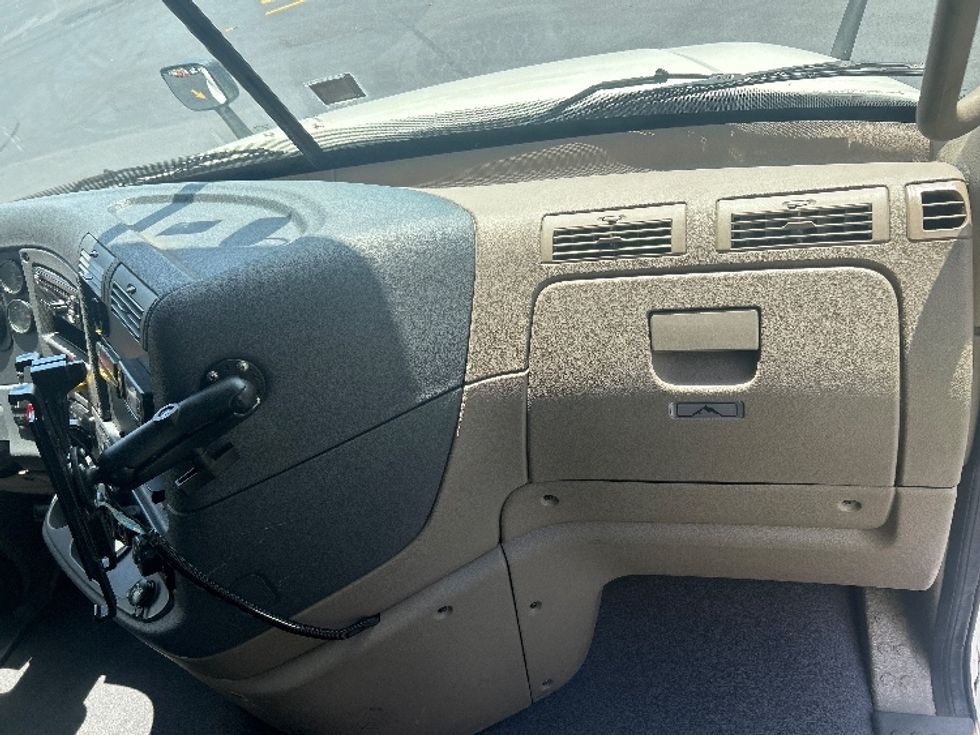 Flatbed Truck-Light and Medium Duty Trucks-Freightliner-2018-Cascadia X12564S-Norcross-GA-177,469\n\t\tmiles-$ 104,250 - Image 17