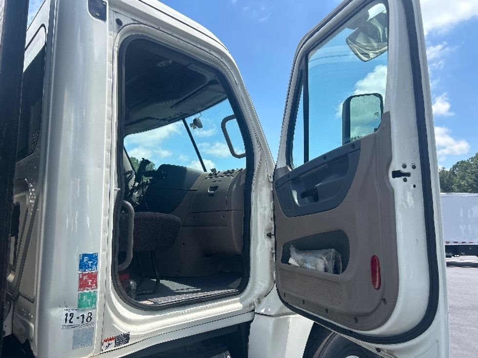 Flatbed Truck-Light and Medium Duty Trucks-Freightliner-2018-Cascadia X12564S-Norcross-GA-177,469\n\t\tmiles-$ 104,250 - Image 16