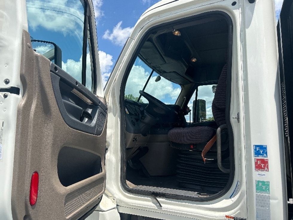 Flatbed Truck-Light and Medium Duty Trucks-Freightliner-2018-Cascadia X12564S-Norcross-GA-207,768\n\t\tmiles-$ 107,500 - Image 11