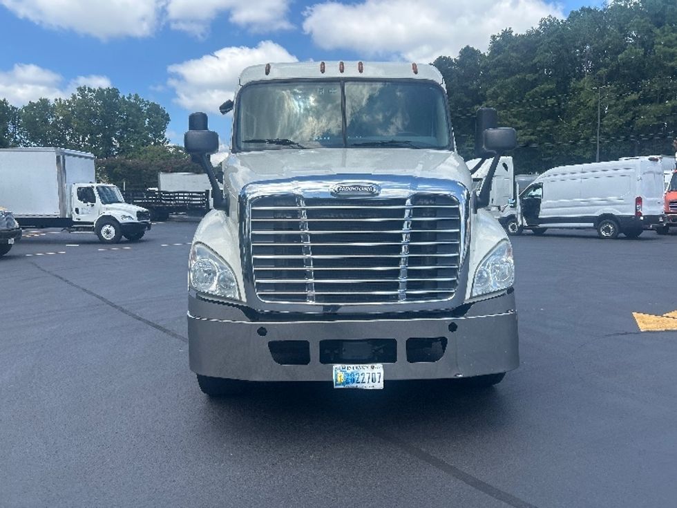 2018 Freightliner Cascadia 125" Sleeper Cab photo 2