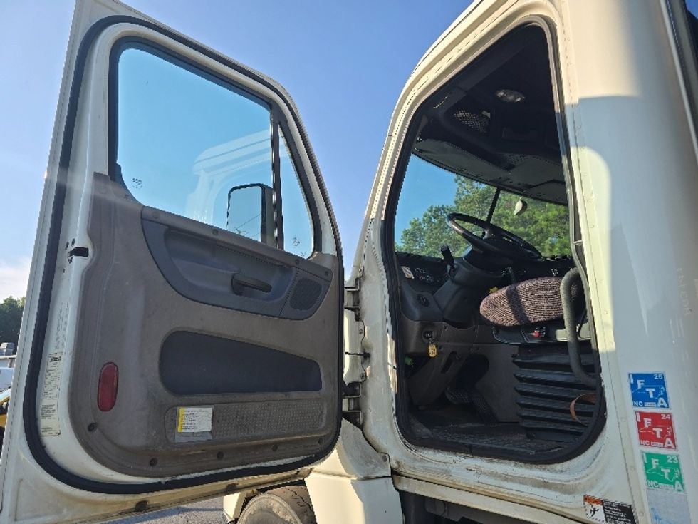 Flatbed Truck-Light and Medium Duty Trucks-Freightliner-2018-Cascadia X12564S-Norcross-GA-257,198\n\t\tmiles-$ 104,750 - Image 11