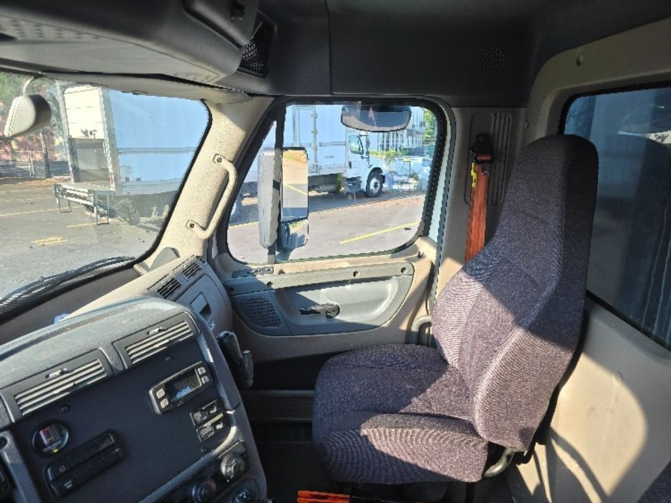 Flatbed Truck-Light and Medium Duty Trucks-Freightliner-2018-Cascadia X12564S-Norcross-GA-257,198\n\t\tmiles-$ 104,750 - Image 14