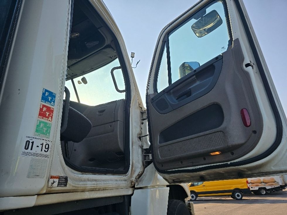 Flatbed Truck-Light and Medium Duty Trucks-Freightliner-2018-Cascadia X12564S-Norcross-GA-257,198\n\t\tmiles-$ 104,750 - Image 15