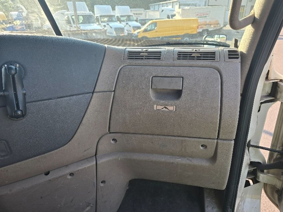 Flatbed Truck-Light and Medium Duty Trucks-Freightliner-2018-Cascadia X12564S-Norcross-GA-257,198\n\t\tmiles-$ 104,750 - Image 16