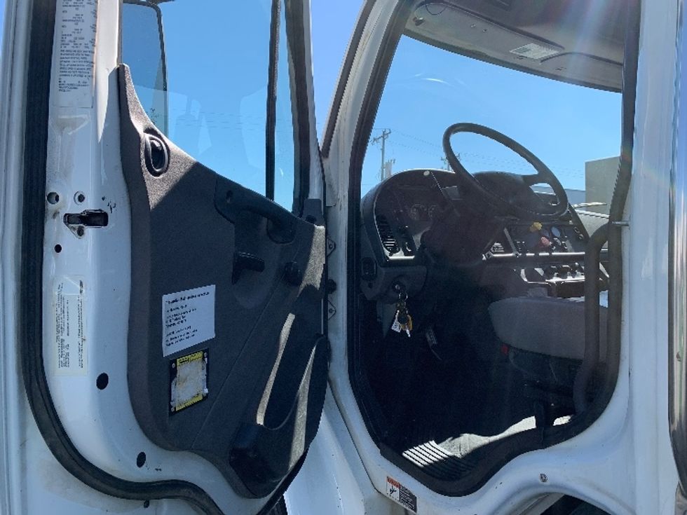 Flatbed Truck-Light and Medium Duty Trucks-Freightliner-2018-M2-Concord-NC-138,650\n\t\tmiles-$ 42,500 - Image 14
