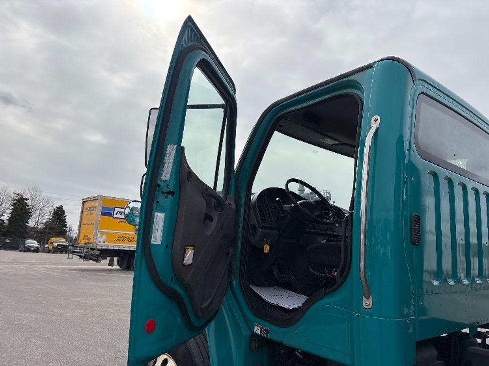 Flatbed Truck-Light and Medium Duty Trucks-Freightliner-2018-M2-Mississauga-ON-458,962\n\t\tkm-$ 58,750 - Image 12