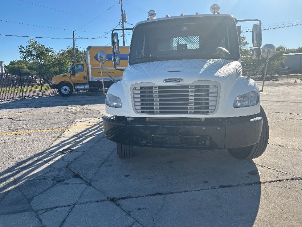 Flatbed Truck-Light and Medium Duty Trucks-Freightliner-2018-M2-Tampa-FL-129,926\n\t\tmiles-$ 53,500 - Image 2