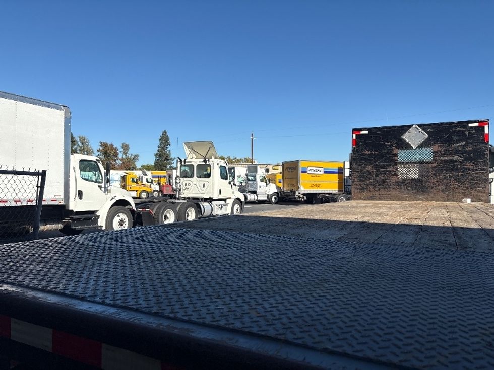 Flatbed Truck-Light and Medium Duty Trucks-Freightliner-2018-M2-West Sacramento-CA-254,178\n\t\tmiles-$ 52,500 - Image 11