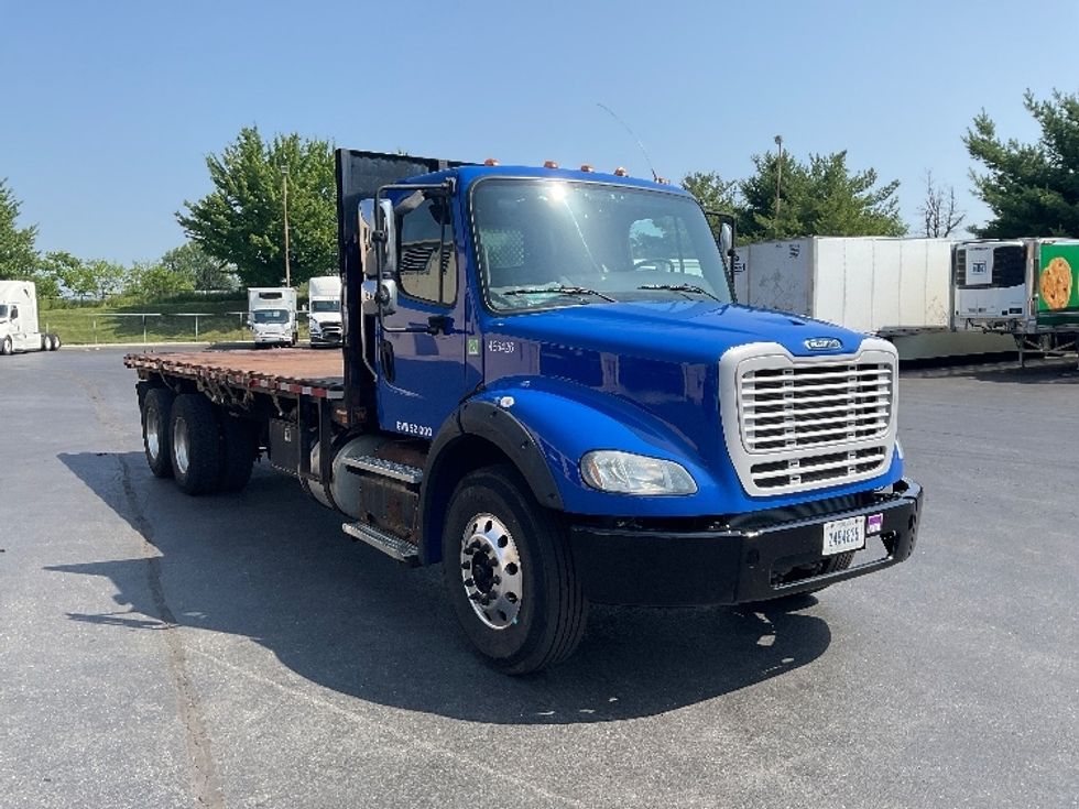 Flatbed Truck-Light and Medium Duty Trucks-Freightliner-2018-M211264S-Bethlehem-PA-165,330\n\t\tmiles-$ 73,000 - Image 1