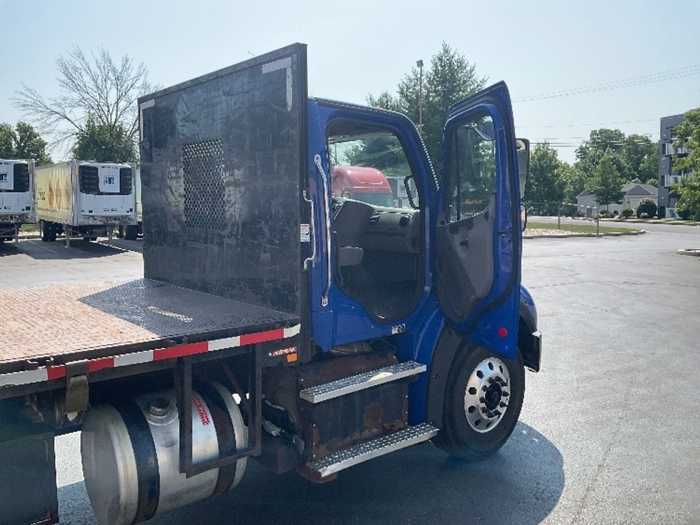 Flatbed Truck-Light and Medium Duty Trucks-Freightliner-2018-M211264S-Bethlehem-PA-165,330\n\t\tmiles-$ 73,000 - Image 16