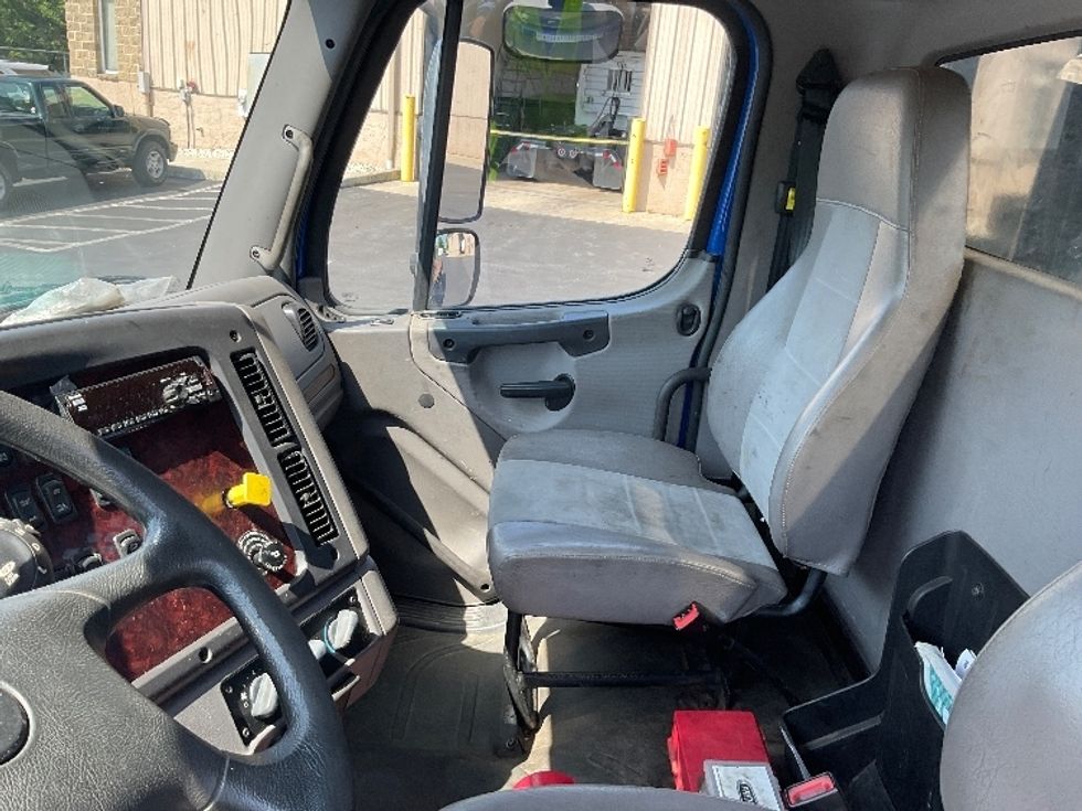 Flatbed Truck-Light and Medium Duty Trucks-Freightliner-2018-M211264S-Bethlehem-PA-165,330\n\t\tmiles-$ 73,000 - Image 19