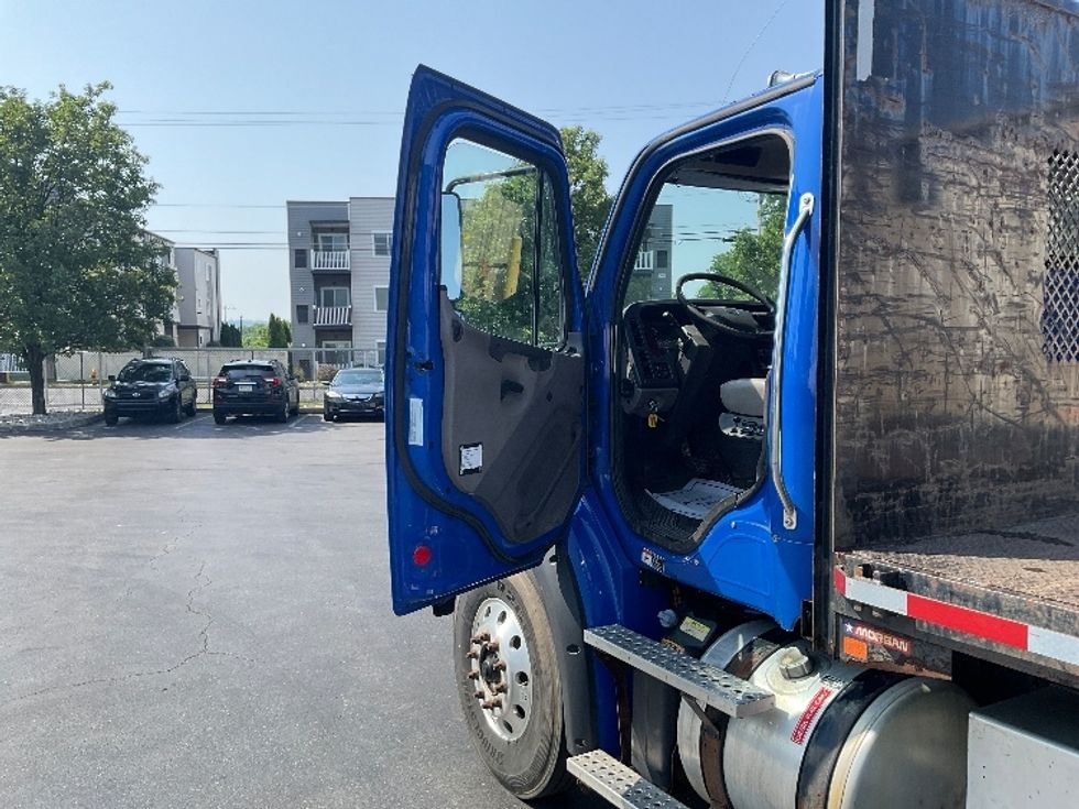 Flatbed Truck-Light and Medium Duty Trucks-Freightliner-2018-M211264S-Bethlehem-PA-165,330\n\t\tmiles-$ 73,000 - Image 20