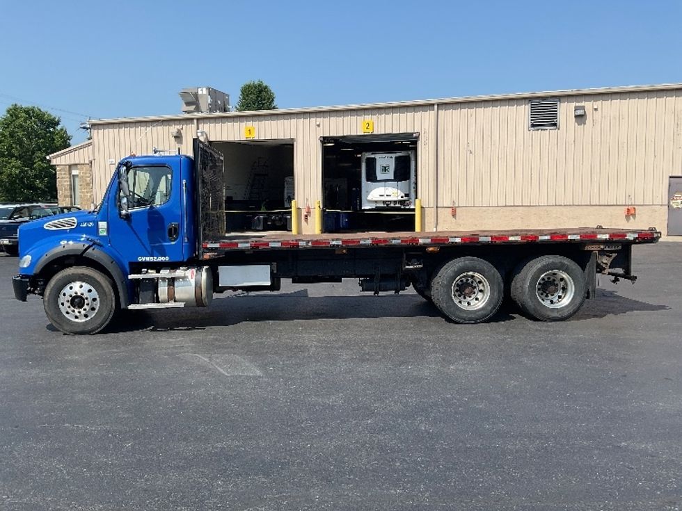 Flatbed Truck-Light and Medium Duty Trucks-Freightliner-2018-M211264S-Bethlehem-PA-165,330\n\t\tmiles-$ 73,000 - Image 4