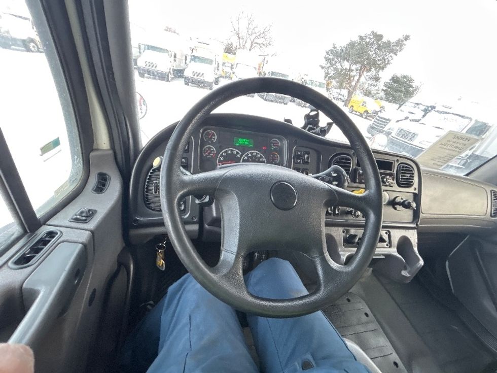 Flatbed Truck-Light and Medium Duty Trucks-Freightliner-2018-M211264S-Brooklyn Park-MN-215,152\n\t\tmiles-$ 81,000 - Image 16