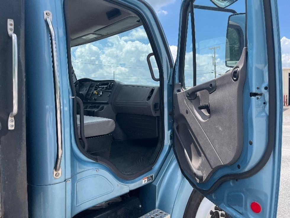 Flatbed Truck-Light and Medium Duty Trucks-Freightliner-2018-M211264S-Greer-SC-140,896\n\t\tmiles-$ 90,250 - Image 17