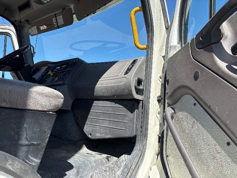 Flatbed Truck-Light and Medium Duty Trucks-Freightliner-2019-114SD-Calgary-AB-146,512\n\t\tkm-$ 143,500 - Image 17
