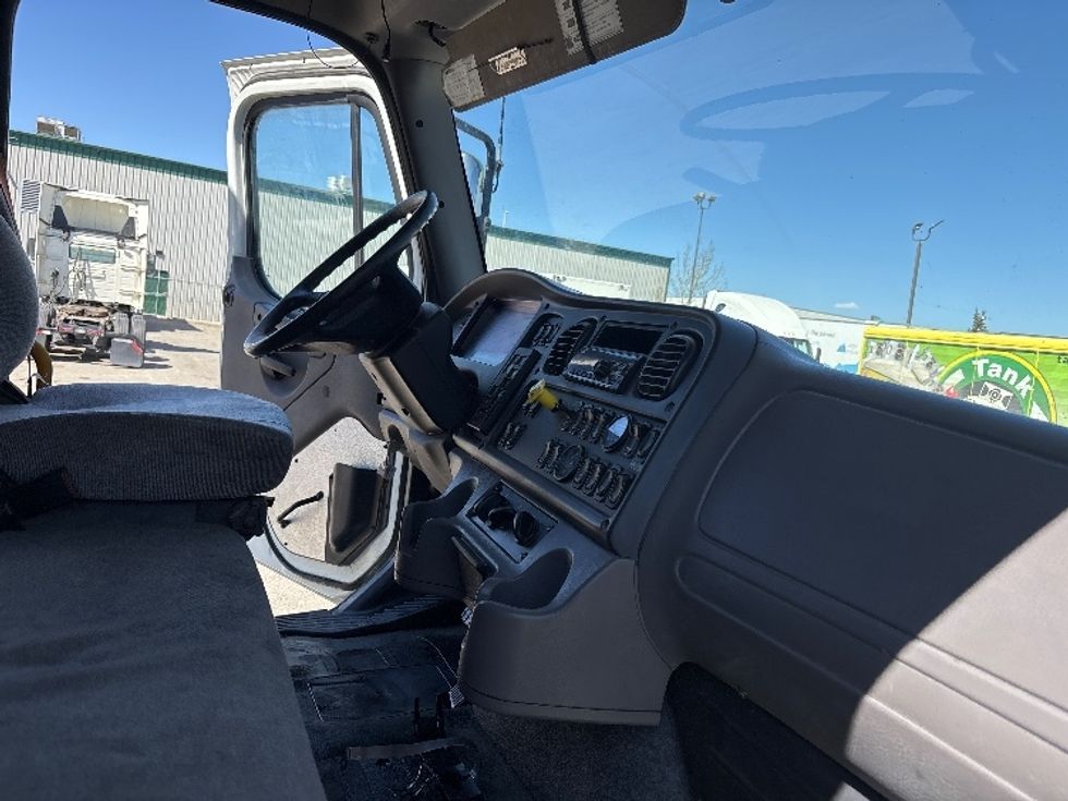 Flatbed Truck-Light and Medium Duty Trucks-Freightliner-2019-114SD-Calgary-AB-146,512\n\t\tkm-$ 143,500 - Image 18