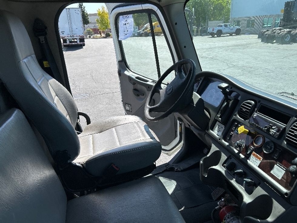 Flatbed Truck-Light and Medium Duty Trucks-Freightliner-2019-M2-Ceres-CA-168,232\n\t\tmiles-$ 54,500 - Image 22