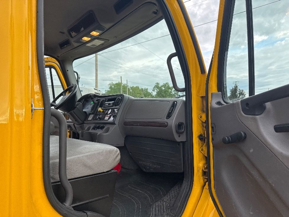 Flatbed Truck-Light and Medium Duty Trucks-Freightliner-2019-M2-Comstock Park-MI-130,870\n\t\tmiles-$ 52,250 - Image 16