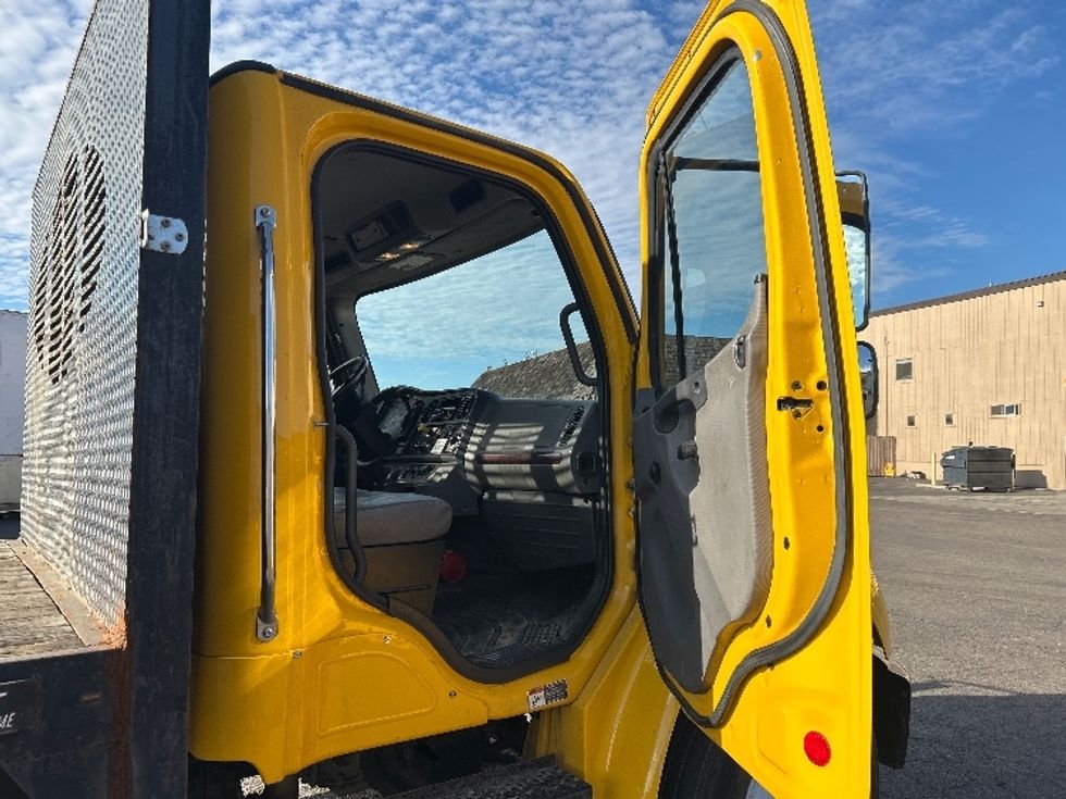 Flatbed Truck-Light and Medium Duty Trucks-Freightliner-2019-M2-Fontana-CA-117,600\n\t\tmiles-$ 53,250 - Image 18