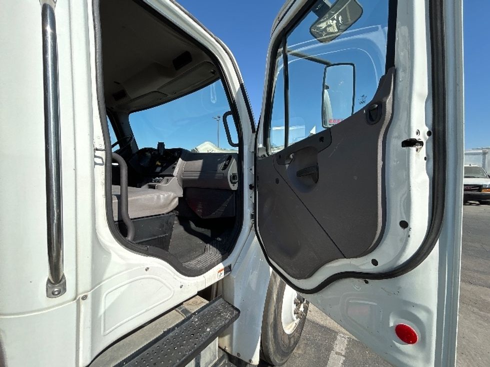 Flatbed Truck-Light and Medium Duty Trucks-Freightliner-2019-M2-Fresno-CA-170,449\n\t\tmiles-$ 45,500 - Image 20