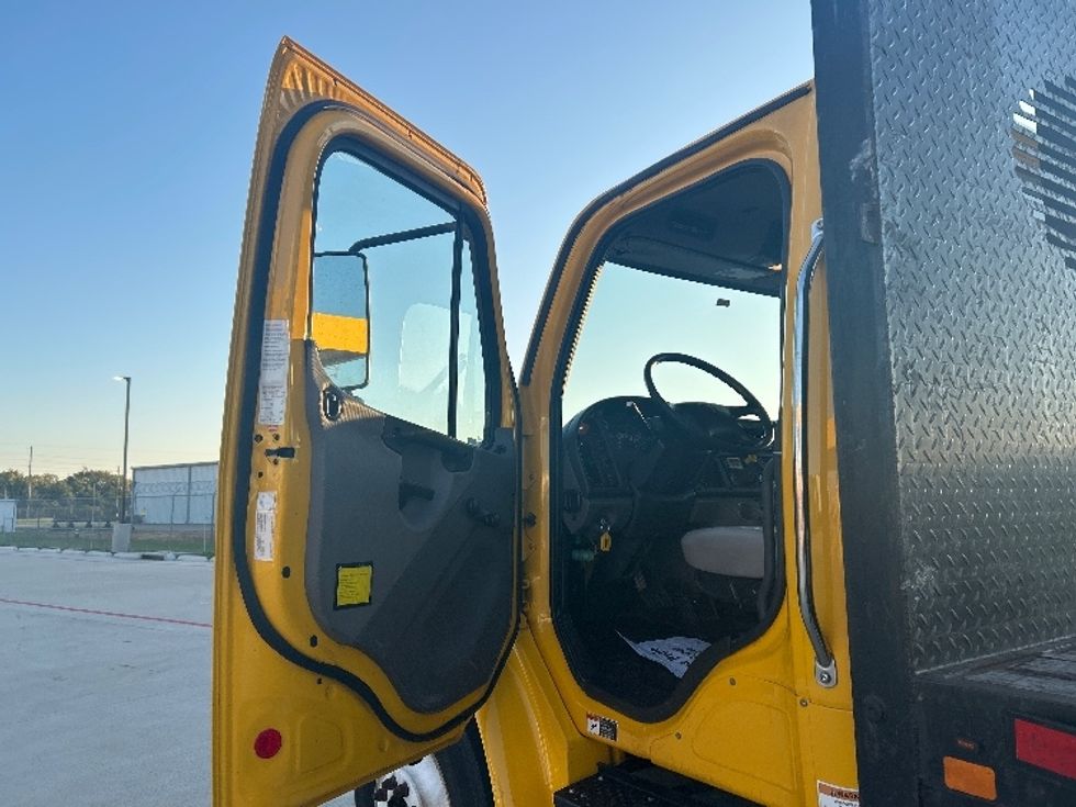 Flatbed Truck-Light and Medium Duty Trucks-Freightliner-2019-M2-Houston-TX-185,136\n\t\tmiles-$ 42,750 - Image 16