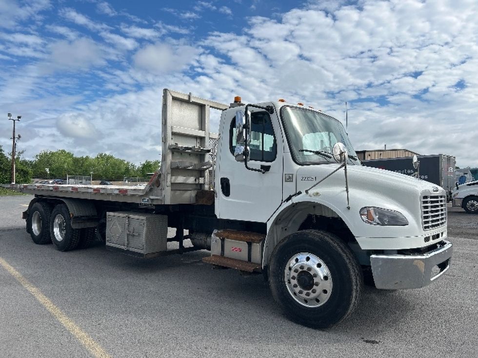 Flatbed Truck-Light and Medium Duty Trucks-Freightliner-2019-M2-Montreal-PQ-217,390\n\t\tkm-$ 86,250 - Image 1