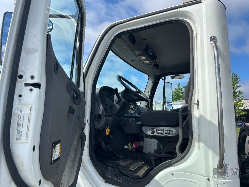 Flatbed Truck-Light and Medium Duty Trucks-Freightliner-2019-M2-Montreal-PQ-217,390\n\t\tkm-$ 86,250 - Image 14