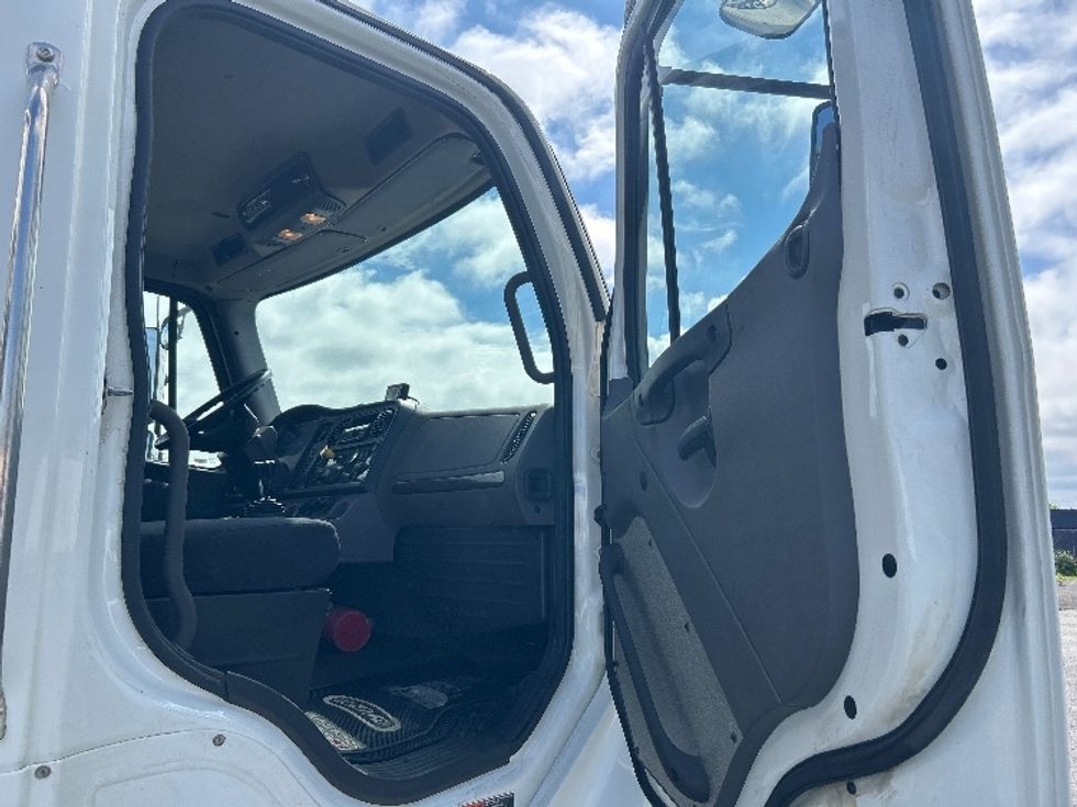 Flatbed Truck-Light and Medium Duty Trucks-Freightliner-2019-M2-Montreal-PQ-217,390\n\t\tkm-$ 86,250 - Image 18