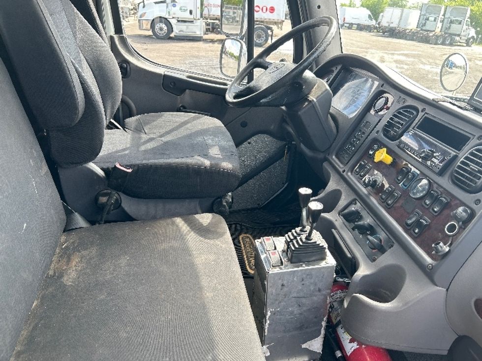 Flatbed Truck-Light and Medium Duty Trucks-Freightliner-2019-M2-Montreal-PQ-217,390\n\t\tkm-$ 86,250 - Image 20