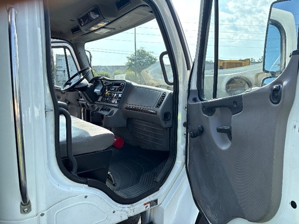 Flatbed Truck-Light and Medium Duty Trucks-Freightliner-2019-M2-Norcross-GA-137,736\n\t\tmiles-$ 59,000 - Image 16