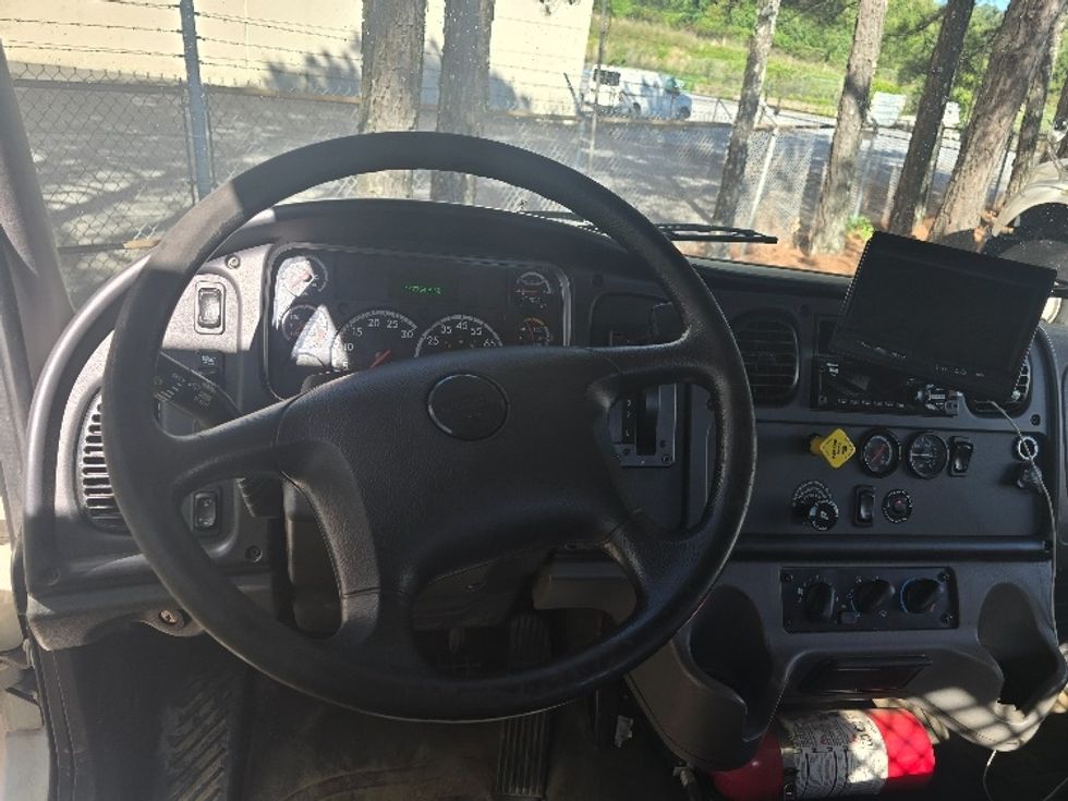 Flatbed Truck-Light and Medium Duty Trucks-Freightliner-2019-M2-Norcross-GA-147,500\n\t\tmiles-$ 53,500 - Image 15