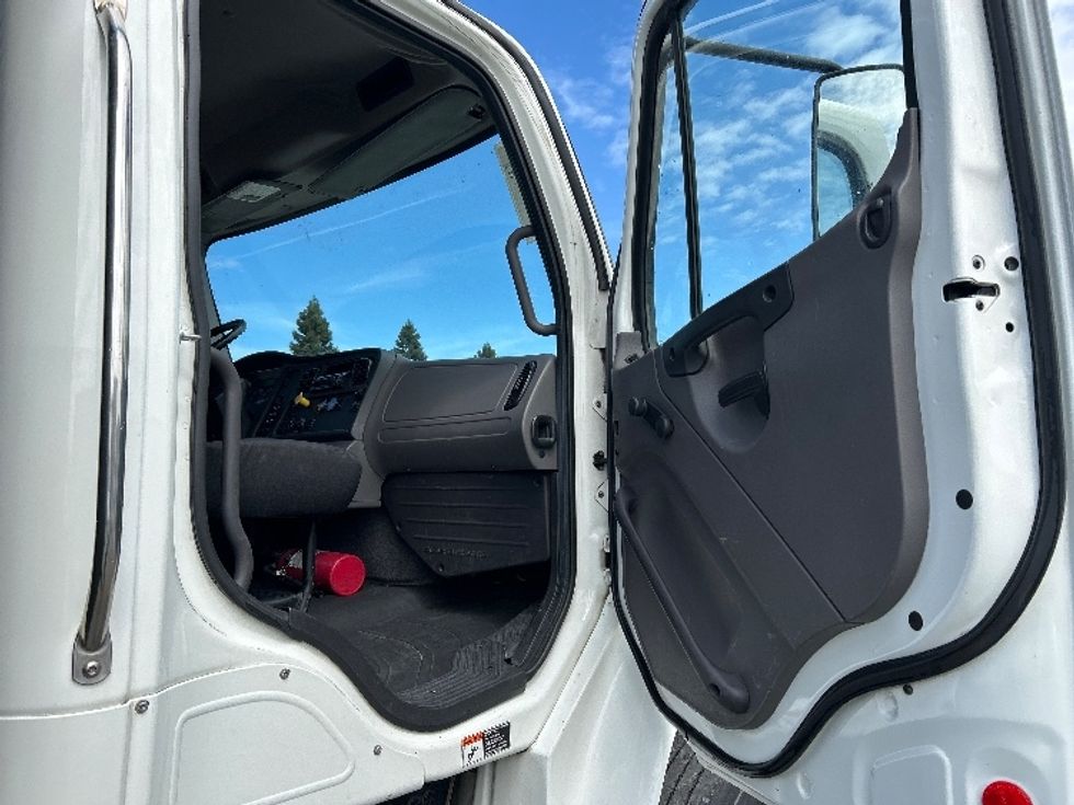 Flatbed Truck-Light and Medium Duty Trucks-Freightliner-2019-M2-Tracy-CA-307,775\n\t\tmiles-$ 42,000 - Image 15