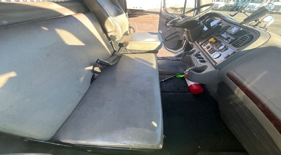 Flatbed Truck-Light and Medium Duty Trucks-Freightliner-2019-M2-West Sacramento-CA-285,415\n\t\tmiles-$ 38,250 - Image 22