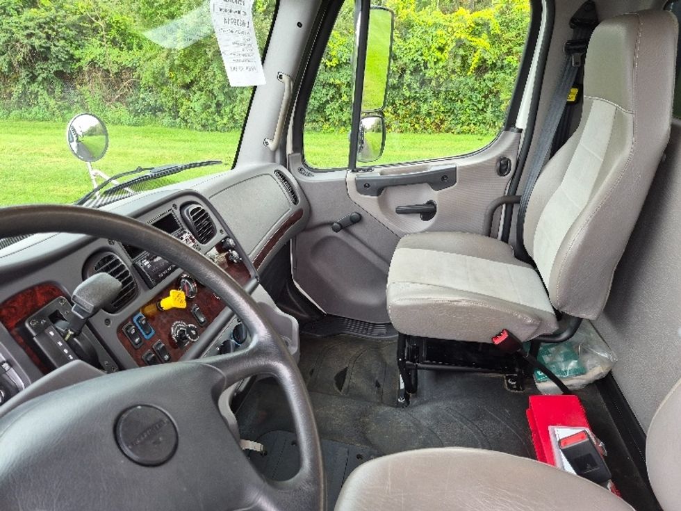 Flatbed Truck-Light and Medium Duty Trucks-Freightliner-2019-M2-White Deer-PA-31,945\n\t\tmiles-$ 53,500 - Image 18
