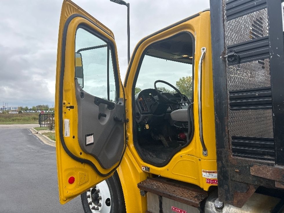 Flatbed Truck-Light and Medium Duty Trucks-Freightliner-2019-M2-Windsor-WI-136,566\n\t\tmiles-$ 48,500 - Image 16