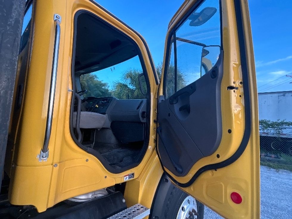 Flatbed Truck-Light and Medium Duty Trucks-Freightliner-2019-M211264S-Tampa-FL-540,177\n\t\tmiles-$ 69,500 - Image 17
