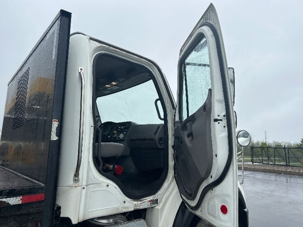 Flatbed Truck-Light and Medium Duty Trucks-Freightliner-2019-M211264S-Zelienople-PA-324,212\n\t\tmiles-$ 85,250 - Image 17