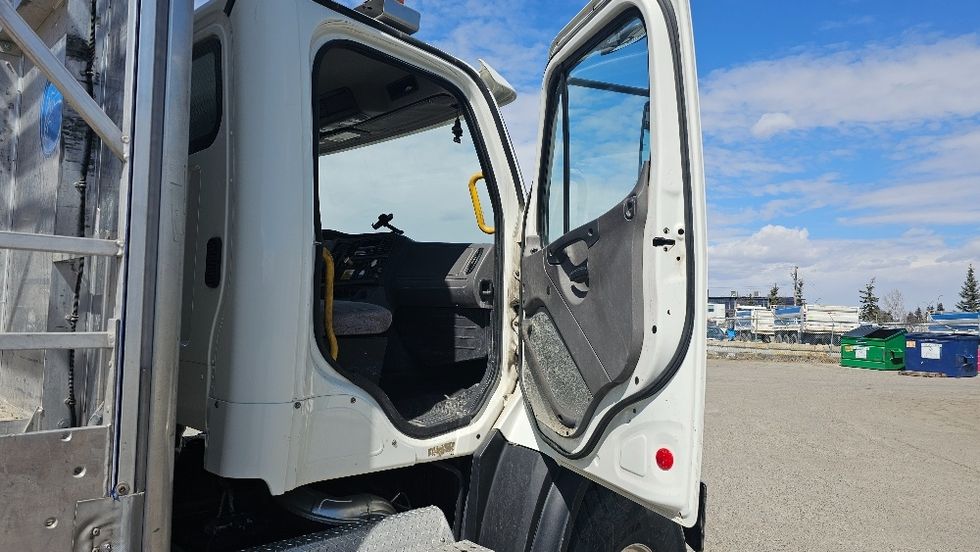 Flatbed Truck-Light and Medium Duty Trucks-Freightliner-2020-114SD-Calgary-AB-208,538\n\t\tkm-$ 146,000 - Image 17