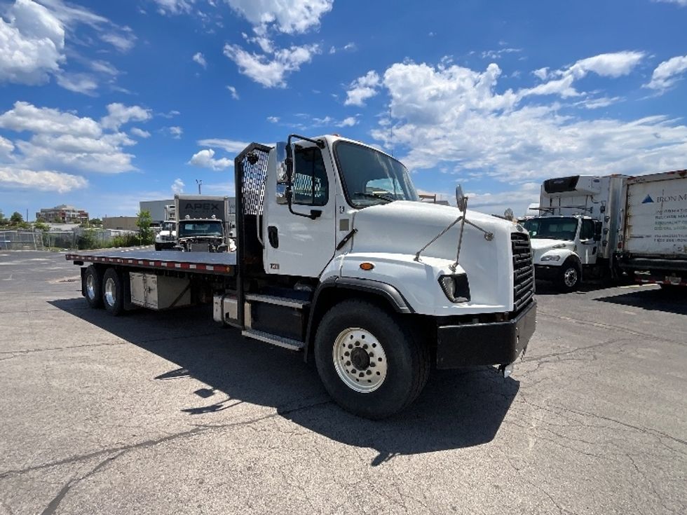 Flatbed Truck-Light and Medium Duty Trucks-Freightliner-2020-114SD-Cambridge-ON-303,753\n\t\tkm-$ 138,000 - Image 1