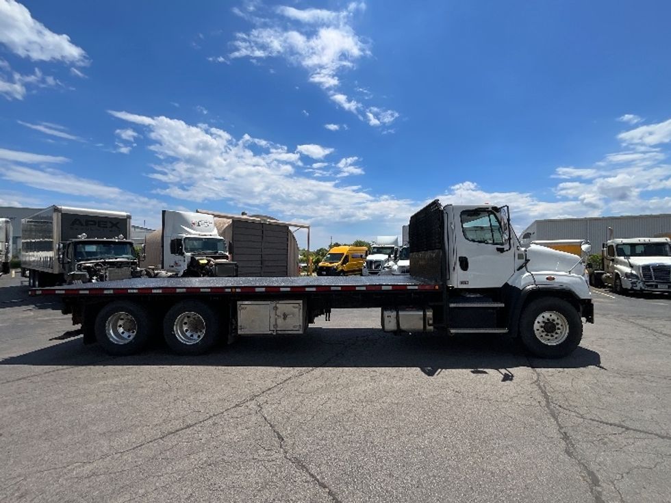 Flatbed Truck-Light and Medium Duty Trucks-Freightliner-2020-114SD-Cambridge-ON-303,753\n\t\tkm-$ 138,000 - Image 11