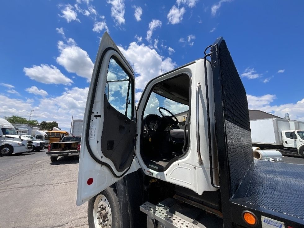 Flatbed Truck-Light and Medium Duty Trucks-Freightliner-2020-114SD-Cambridge-ON-303,753\n\t\tkm-$ 138,000 - Image 12