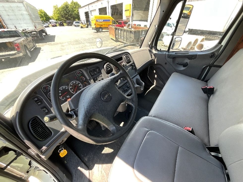 Flatbed Truck-Light and Medium Duty Trucks-Freightliner-2020-114SD-Cambridge-ON-303,753\n\t\tkm-$ 138,000 - Image 13