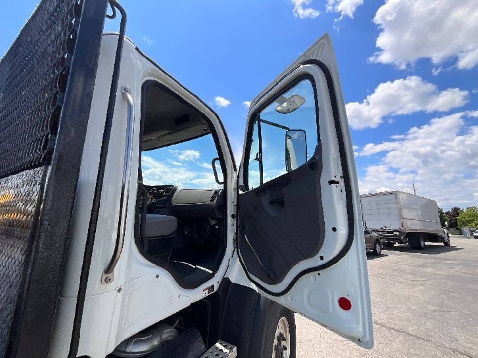 Flatbed Truck-Light and Medium Duty Trucks-Freightliner-2020-114SD-Cambridge-ON-303,753\n\t\tkm-$ 138,000 - Image 16